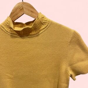 Vintage 90’s-y2k buttercup ribbed scallop knit mock neck short sleeve sweater